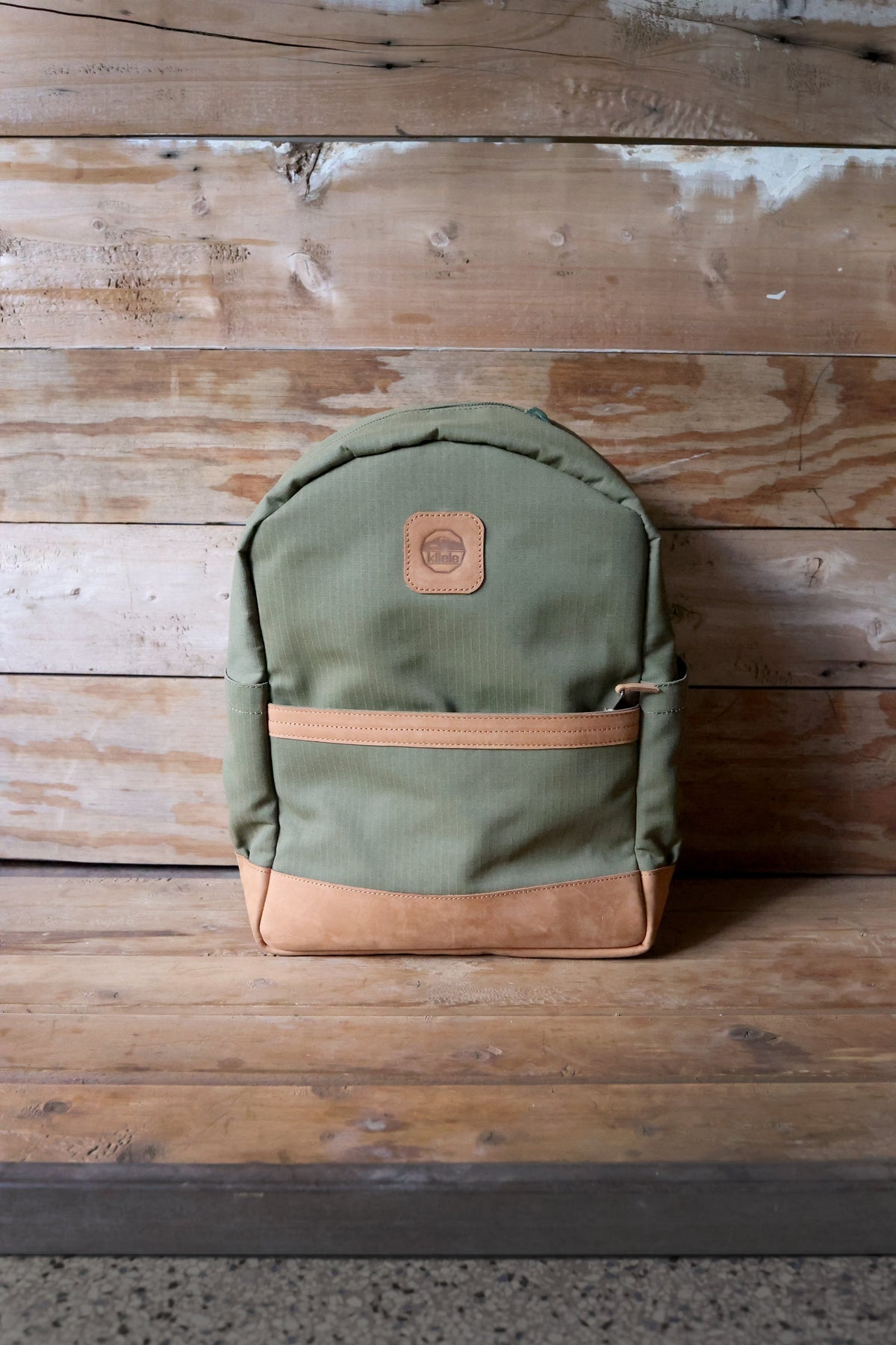Everything fits. The laptop, the lunch, the rest.