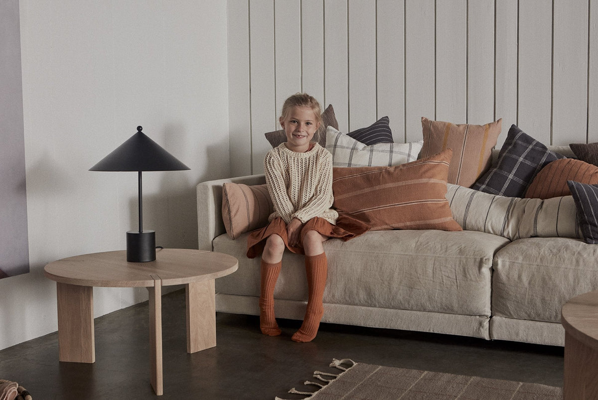 The lamp that quietly holds its corner
