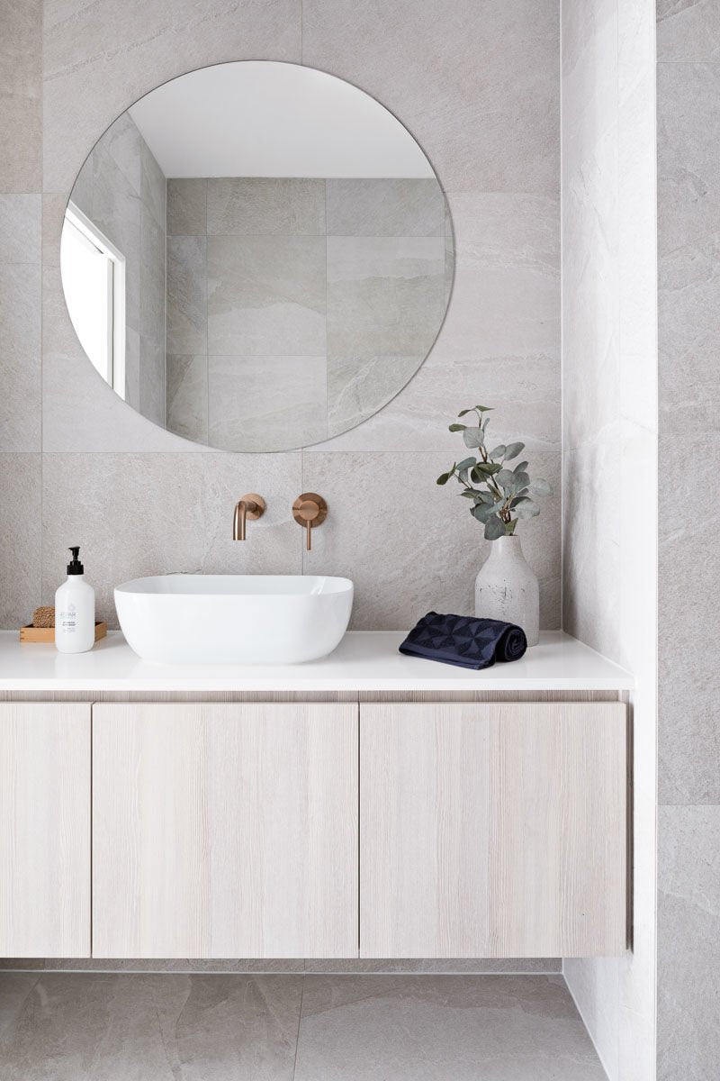A frameless circle that holds the whole room