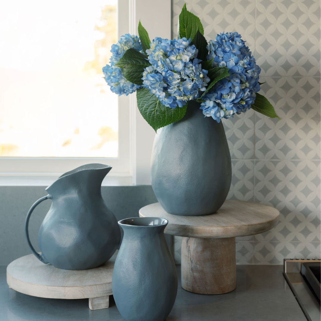 The handled vase that earns its spot