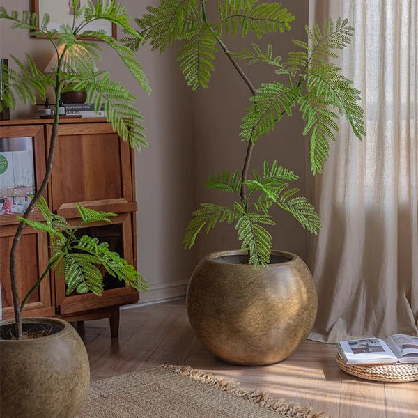 Globe-Form Magnesium Clay Planter