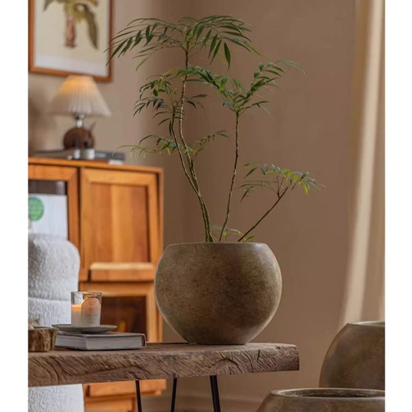 Globe-Form Magnesium Clay Planter