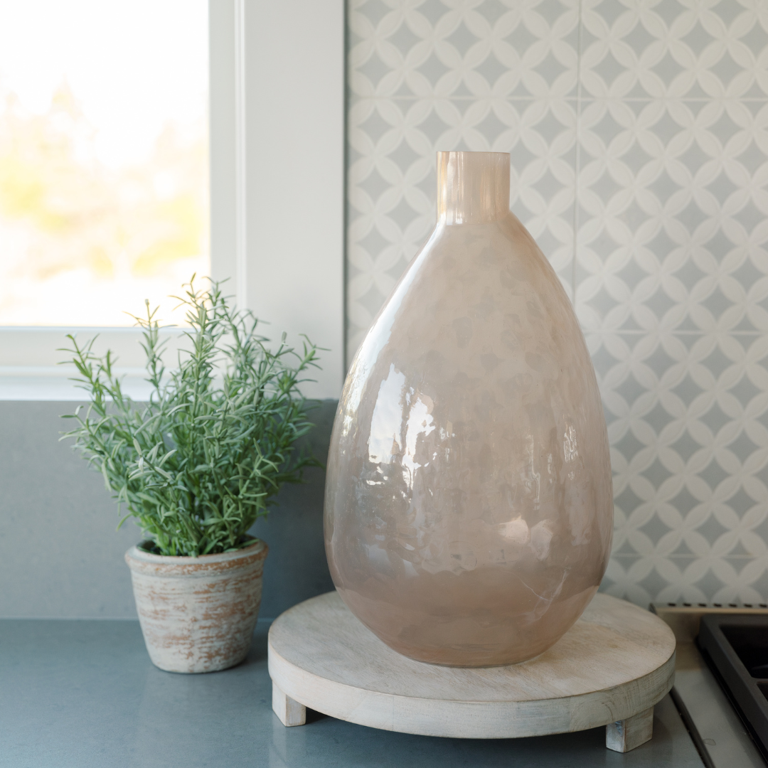 The vase that holds a room without trying
