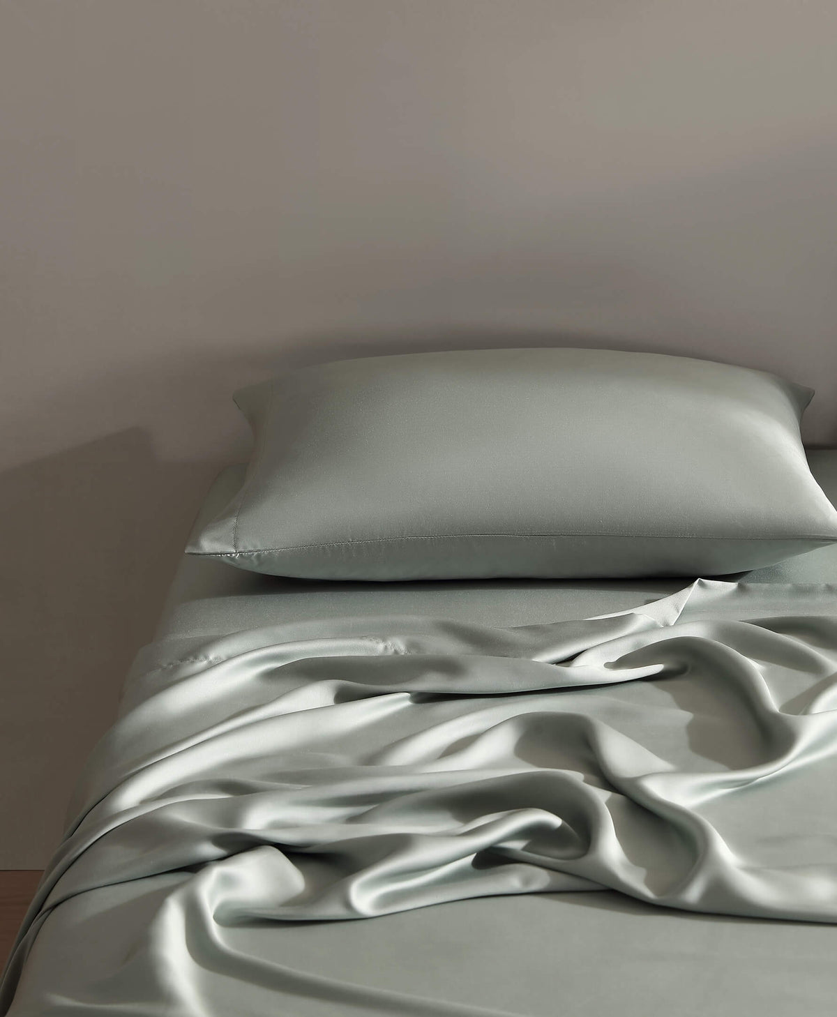 The sheet that breathes through the whole night