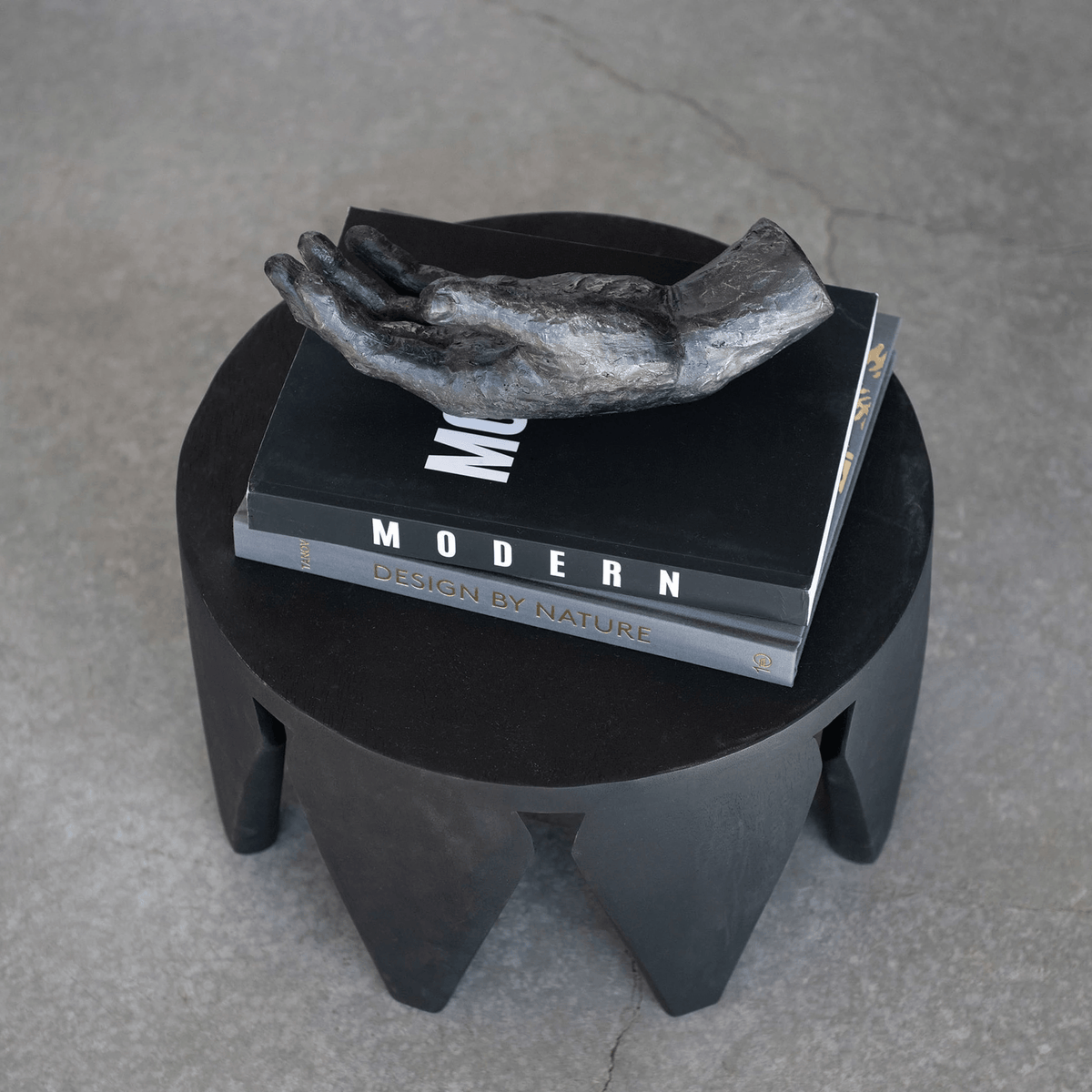 The sculpture that holds its own quietly